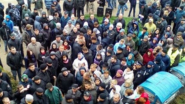 Видео: протестующие устроили побоище, чтобы не пустить в здание горсовета Тернополя депутатов
