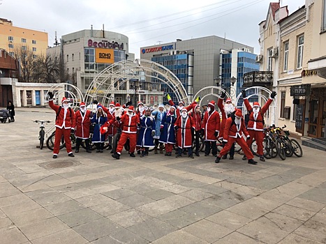 Вело-деды Морозы и снегурочки раздавали подарки саратовцам