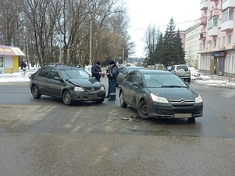 Во Ржеве в результате столкновения двух иномарок пострадала девушка