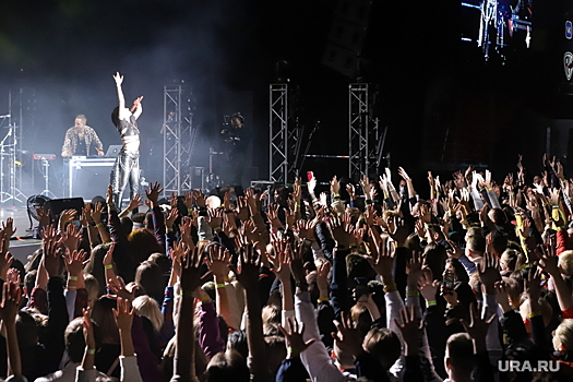 На концерте «Руки Вверх» лучи прожекторов светились под звуки музыки