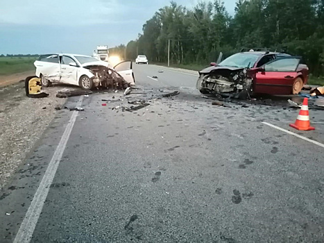 В лобовом столкновении автомобилей в Самарской области погиб водитель