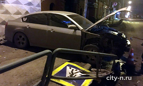 Превысивший скорость водитель вылетел на тротуар в центре Новокузнецка