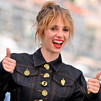 Вся в мать: звезда «Очень странных дел» Майя Хоук — новая звезда Бродвея