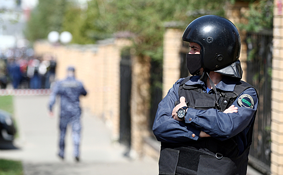 Мужчина угрожает взорвать гранату в Казани