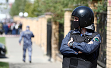 Мужчина угрожает взорвать гранату в Казани