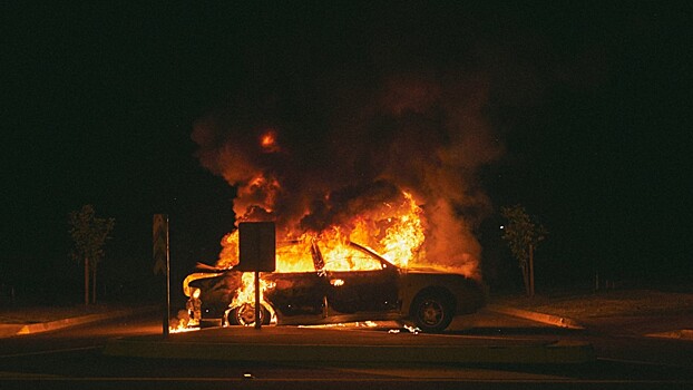 В США толпа сожгла беспилотный Jaguar