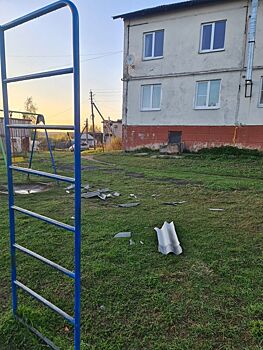 Сильный ветер скинул часть крыши прямо на костромскую детскую площадку