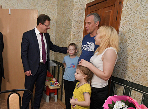 Дмитрий Азаров навестил многодетную семью, которой помог с квартирой