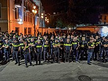 Протестующие в Тбилиси прорвали выставленное полицией заграждение у парламента