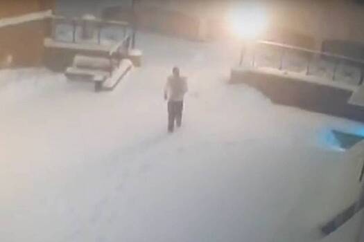 Ряженый гусар забрался по водосточной трубе ради кроссовок и попал на видео