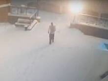 Ряженый гусар забрался по водосточной трубе ради кроссовок и попал на видео