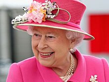 Капризный ребенок отказался вручать Елизавете II букет цветов