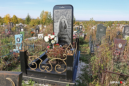 Надгробию в виде «Айфона» нашлось объяснение