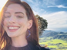 Энн Хэтэуэй опубликовала свое забавное детское фото с Хэллоуина