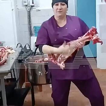 В России сотрудницы столовой станцевали с мясом на рабочем месте и попали на видео