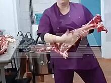 В России сотрудницы столовой станцевали с мясом на рабочем месте и попали на видео