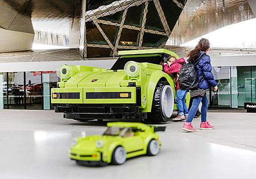 Из кубиков Lego сделали полноразмерную копию Porsche 911
