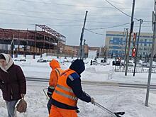72 машины вышли на борьбу со снегом в Курске