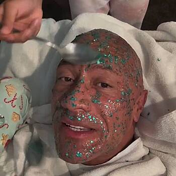 Дуэйн Скала Джонсон показал видео с блестками по всему лицу