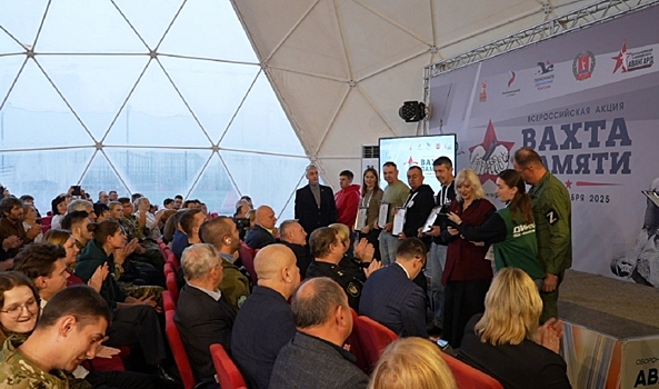 В Волгограде поисковики передали личные вещи родным советских воинов