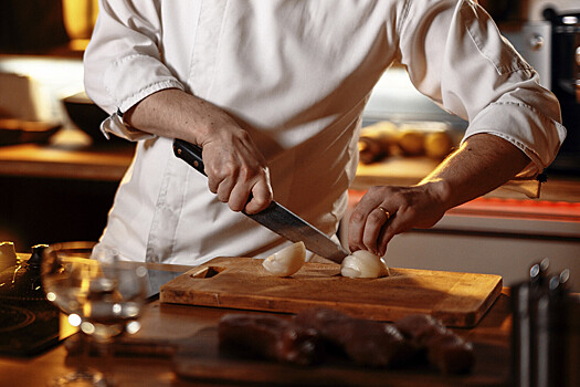 Тотальную нехватку поваров в России связали с мерами против мигрантов