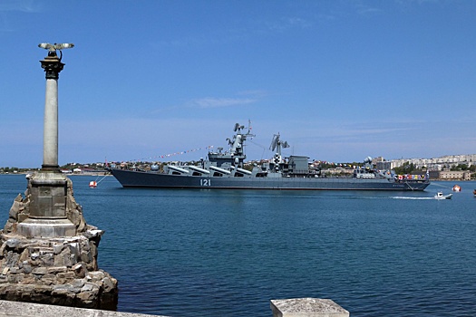 Корабль на Северной стороне Севастополя отбил атаку противокорабельной ракеты