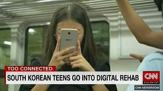 Подростков лечат от смартфонозависимости в спецлагерях