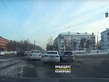 Пробка возникла на кемеровском проспекте после лобового ДТП с иномарками