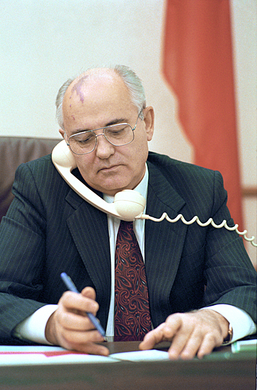 Президент СССР Михаил Горбачев, разговаривая по телефону с Джоржем Бушем, сообщил, что в связи с уходом в отставку он слагает с себя обязанности Верховного главнокомандующего Вооруженными Силами и право на применение ядерного оружия передает Президенту Российской Федерации, 25 декабря 1991 года