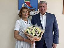 Российская легкоатлетка пришла на встречу с мэром с флагом США