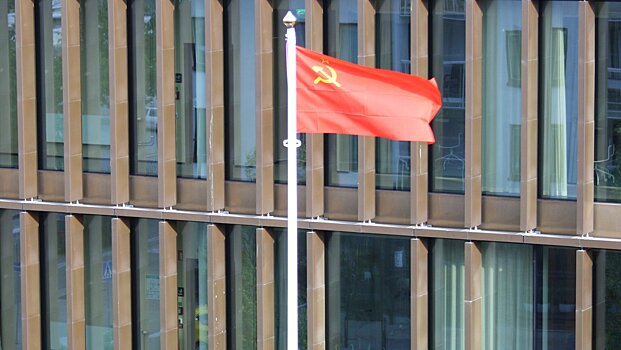 Флаг СССР подняли над муниципалитетом в Швеции
