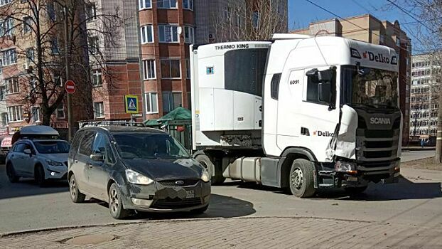 В центре Кирова произошло серьезное ДТП. Машины объезжают образовавшийся затор по тротуарам