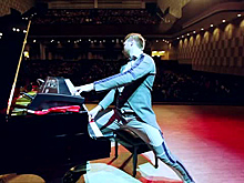 В Новосибирске музыканты и слушатели притворились манекенами во время концерта