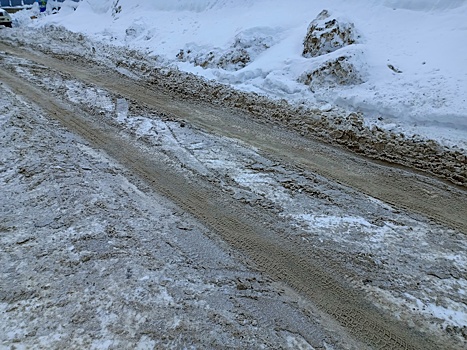 Челябинские дороги продолжают избавлять от снежных куч