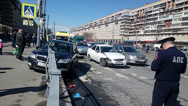 Легковой автомобиль сбил пешеходов на тротуаре в Петербурге