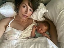 Милла Йовович опубликовала милые снимки с 2-месячной дочерью