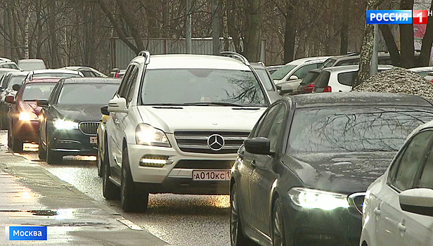 Дорога во дворе жилого дома превратилась в дублер Ленинского проспекта