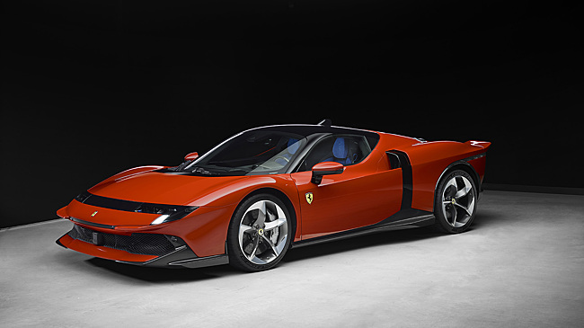 Возрождение Testarossa, «вечный» Lexus IS и новый Evolute для России: главные автоновинки недели