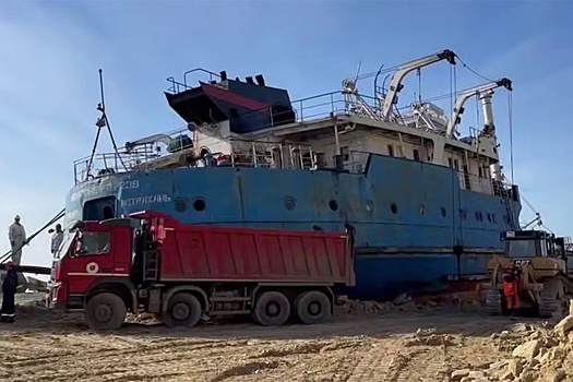 На Кубани начали резать на части корму танкера "Волгонефть-239"