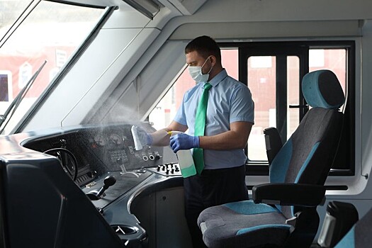 Стикеры с QR-кодами для виртуальной поездки в кабине машиниста появились в двух поездах «Иволга» на МЦД