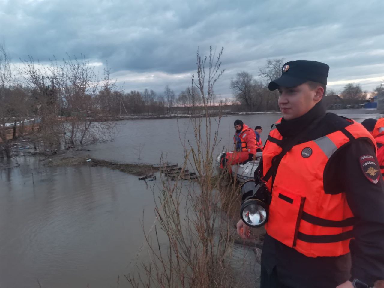 Сотрудники полиции продолжают нести службу в районах подтопления и возможного подтопления в Омской области