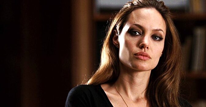 Анджелина Джоли узнала о новой девушке Брэда Питта и пришла в ярость