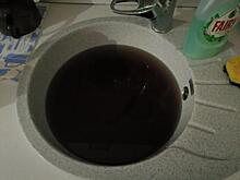 В Ноябрьске из кранов потекла вода цвета нефти