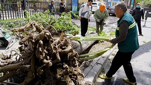 Китайцев легче 50 кг призвали не выходить на улицу из-за бури