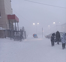 В Лабытнанги из-за непогоды упали новогодняя елка и светофор