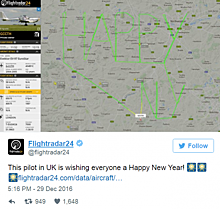 Британский пилот начертил на небе оригинальное новогоднее поздравление