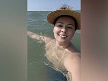 Звезда «Универа» в бикини поплавала в море