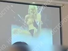 В России семиклассникам на уроке показали видео с голыми женщинами и целующимися мужчинами