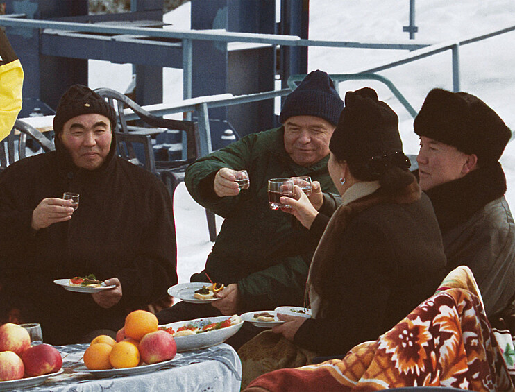 Президенты Киргизии, Узбекистана и Казахстана Аскар Акаев, Ислам Каримов, Нурсултан Назарбаев во время отдыха на горнолыжном курорте Чимбулак под Алма-Атой, 2001 год