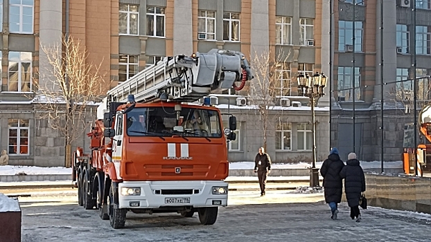 Более 800 чиновников вывели из горящего здания в Иркутске